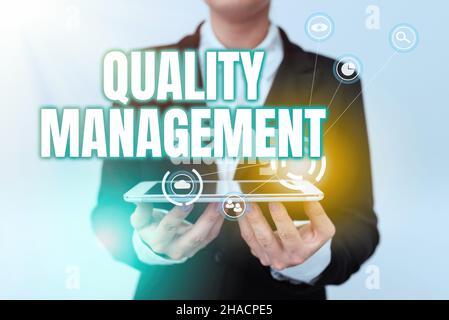 Konzeptionelle Darstellung Qualitätsmanagement. Wort für „Maintain Excellence Level High Standard Product Services Lady“ in „Uniform Holding Phone“ und „Showing“ Stockfoto