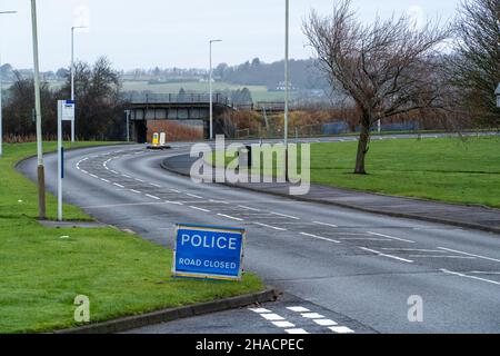 Newhame Rd, Montrose, Angus, Schottland, 12th vom 2021. Dezember: Bild: Die Nachwirkungen eines ernsthaften RTC, bei dem eine Hündin getötet wurde, als ein Auto die Kontrolle über die scharfe Kurve der Newhame Rd verlor, den Straßenbelag aufbog, die Hündin-Geherin schlug und dann in den Bahndamm stürzte. Der tödliche RTC ereignete sich um 8,20pm Uhr am Samstag, dem 11th. Dezember 2021. Gelbe Markierungen auf der Straße stammen von der Polizei und veranschaulichen den Weg, den das Auto eingeschlagen hat. Mitglieder der Öffentlichkeit wurden gesehen, um Blumen in einem Zeichen des Respekts für die Frau zu legen, die starb.Quelle:Barry Nixon/Alamy Live News Stockfoto