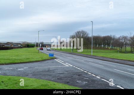 Newhame Rd, Montrose, Angus, Schottland, 12th vom 2021. Dezember: Bild: Die Nachwirkungen eines ernsthaften RTC, bei dem eine Hündin getötet wurde, als ein Auto die Kontrolle über die scharfe Kurve der Newhame Rd verlor, den Straßenbelag aufbog, die Hündin-Geherin schlug und dann in den Bahndamm stürzte. Der tödliche RTC ereignete sich um 8,20pm Uhr am Samstag, dem 11th. Dezember 2021. Gelbe Markierungen auf der Straße stammen von der Polizei und veranschaulichen den Weg, den das Auto eingeschlagen hat. Mitglieder der Öffentlichkeit wurden gesehen, um Blumen in einem Zeichen des Respekts für die Frau zu legen, die starb.Quelle:Barry Nixon/Alamy Live News Stockfoto