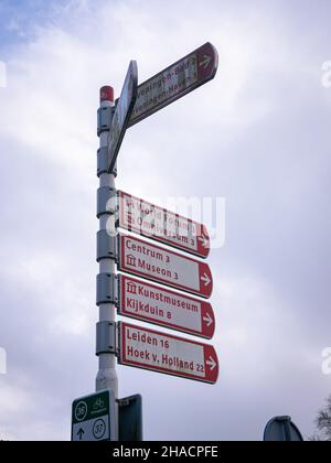 Richtungszeiger zu verschiedenen touristischen Attraktionen in der Stadt Den Haag, Niederlande. Stockfoto