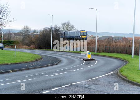 Newhame Rd, Montrose, Angus, Schottland, 12th vom 2021. Dezember: Bild: Die Nachwirkungen eines ernsthaften RTC, bei dem eine Hündin getötet wurde, als ein Auto die Kontrolle über die scharfe Kurve der Newhame Rd verlor, den Straßenbelag aufbog, die Hündin-Geherin schlug und dann in den Bahndamm stürzte. Der tödliche RTC ereignete sich um 8,20pm Uhr am Samstag, dem 11th. Dezember 2021. Gelbe Markierungen auf der Straße stammen von der Polizei und veranschaulichen den Weg, den das Auto eingeschlagen hat. Mitglieder der Öffentlichkeit wurden gesehen, um Blumen in einem Zeichen des Respekts für die Frau zu legen, die starb.Quelle:Barry Nixon/Alamy Live News Stockfoto