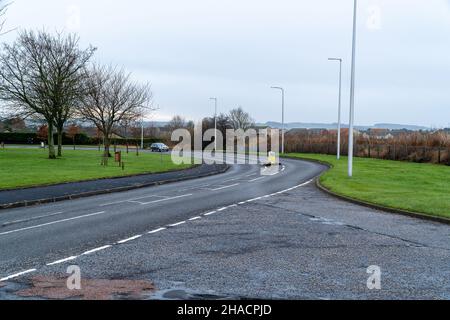 Newhame Rd, Montrose, Angus, Schottland, 12th vom 2021. Dezember: Bild: Die Nachwirkungen eines ernsthaften RTC, bei dem eine Hündin getötet wurde, als ein Auto die Kontrolle über die scharfe Kurve der Newhame Rd verlor, den Straßenbelag aufbog, die Hündin-Geherin schlug und dann in den Bahndamm stürzte. Der tödliche RTC ereignete sich um 8,20pm Uhr am Samstag, dem 11th. Dezember 2021. Gelbe Markierungen auf der Straße stammen von der Polizei und veranschaulichen den Weg, den das Auto eingeschlagen hat. Mitglieder der Öffentlichkeit wurden gesehen, um Blumen in einem Zeichen des Respekts für die Frau zu legen, die starb.Quelle:Barry Nixon/Alamy Live News Stockfoto