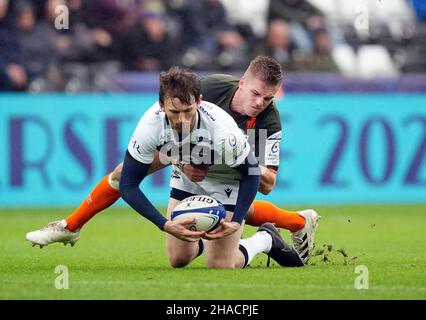 Sale Sharks' Simon Hammersley wird von Gareth Anscombe von Ospreys während des Heineken Champions Cup Pool A-Spiels im Swansea.com Stadium in Swansea angegangen. Bilddatum: Sonntag, 12. Dezember 2021. Stockfoto