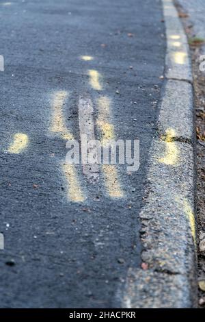 Newhame Rd, Montrose, Angus, Schottland, 12th vom 2021. Dezember: Bild: Die Nachwirkungen eines ernsthaften RTC, bei dem eine Hündin getötet wurde, als ein Auto die Kontrolle über die scharfe Kurve der Newhame Rd verlor, den Straßenbelag aufbog, die Hündin-Geherin schlug und dann in den Bahndamm stürzte. Der tödliche RTC ereignete sich um 8,20pm Uhr am Samstag, dem 11th. Dezember 2021. Gelbe Markierungen auf der Straße stammen von der Polizei und veranschaulichen den Weg, den das Auto eingeschlagen hat. Mitglieder der Öffentlichkeit wurden gesehen, um Blumen in einem Zeichen des Respekts für die Frau zu legen, die starb.Quelle:Barry Nixon/Alamy Live News Stockfoto