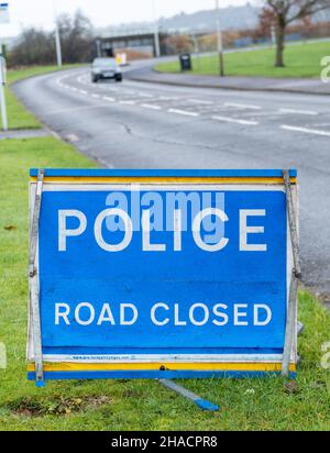 Newhame Rd, Montrose, Angus, Schottland, 12th vom 2021. Dezember: Bild: Die Nachwirkungen eines ernsthaften RTC, bei dem eine Hündin getötet wurde, als ein Auto die Kontrolle über die scharfe Kurve der Newhame Rd verlor, den Straßenbelag aufbog, die Hündin-Geherin schlug und dann in den Bahndamm stürzte. Der tödliche RTC ereignete sich um 8,20pm Uhr am Samstag, dem 11th. Dezember 2021. Gelbe Markierungen auf der Straße stammen von der Polizei und veranschaulichen den Weg, den das Auto eingeschlagen hat. Mitglieder der Öffentlichkeit wurden gesehen, um Blumen in einem Zeichen des Respekts für die Frau zu legen, die starb.Quelle:Barry Nixon/Alamy Live News Stockfoto