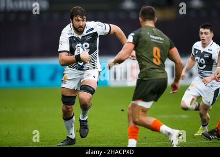 Swansea, Großbritannien. 12th Dez 2021. Sale Sharks sichern während des Ospreys gegen Sale Sharks European Champions Cup Rugby-Spiels Lood de Jager auf die Ladung. Kredit: Gruffydd Thomas/Alamy Live Nachrichten Stockfoto