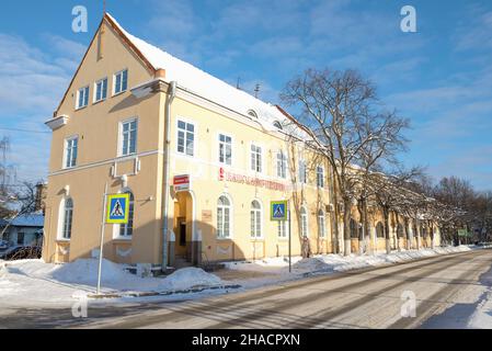 PRIOZERSK, RUSSLAND - 08. FEBRUAR 2021: Bankfilialgebäude 'St. Petersburg' an einem sonnigen Februartag Stockfoto