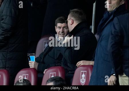 Burnley, Großbritannien. 12th Dez 2021. Aston Villa-Manager Steven Gerrard nimmt Platz, um das Spiel während des Premier League-Spiels in Turf Moor, Burnley, zu beobachten. Bildnachweis sollte lauten: Andrew Yates/Sportimage Kredit: Sportimage/Alamy Live Nachrichten Kredit: Sportimage/Alamy Live Nachrichten Stockfoto