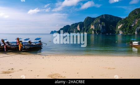 Koh Phi Phi Don Thailand November 2021, Longtail Boote warten auf Touristen am Strand von Kho Phi Phi Don Thailand. Hochwertige Fotos Stockfoto