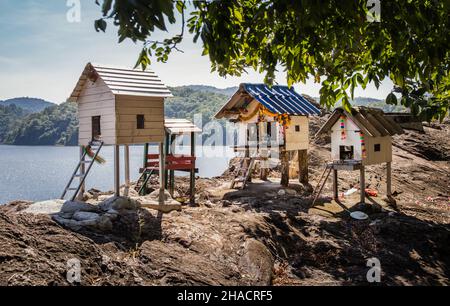 Three Spirit House oder Joss House. Traditionelles Thai Miniatur Holzhaus am Felskante des Dam für Schutzgeist gebaut, um für schützende s zu residieren Stockfoto