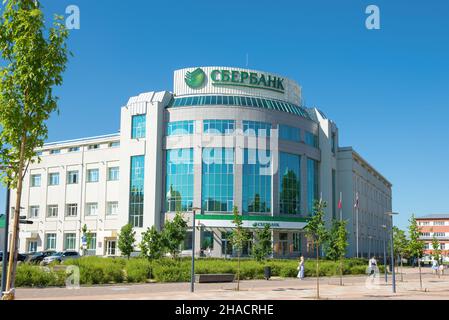 TULA, RUSSLAND - 06. JULI 2021: Das Gebäude der zentralen Niederlassung der Sberbank der Stadt Tula (das ehemalige Gebäude der Küchenfabrik Stockfoto
