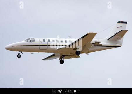 US Army Cessna UC-35A Citation Ultra (560) auf der Finalbahn 31. Stockfoto