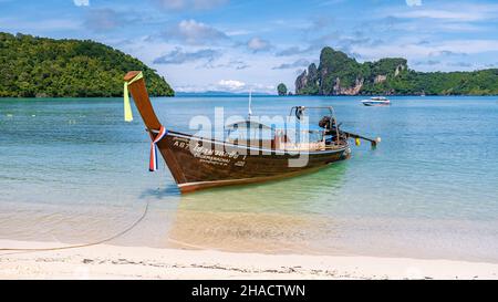 Koh Phi Phi Don Thailand November 2021, Longtail Boote warten auf Touristen am Strand von Kho Phi Phi Don Thailand. Hochwertige Fotos Stockfoto