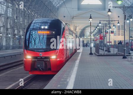 Moskau, Russland - 09. Oktober 2021: Der Hochgeschwindigkeitszug zum Flughafen Vnukovo steht neben dem Bahnsteig. Stockfoto