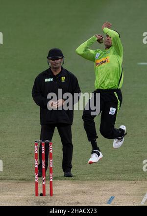 Sydney, Australien. 12th Dez 2021. Gurinder Sandhu of Thunder bowls während des Spiels zwischen Sydney Thunder und Melbourne Stars im Sydney Showground Stadium am 12. Dezember 2021 in Sydney, Australien. (Nur für redaktionelle Verwendung) Credit: Izhar Ahmed Khan/Alamy Live News/Alamy Live News Stockfoto