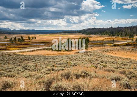 Sagebush, Wiesen, Blick südlich vom Union Pass, FR 600, Wind River Range in weiter Ferne, Bridger Teton National Forest, Wyoming, USA Stockfoto