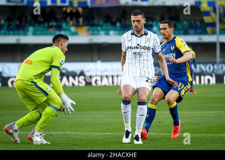 Marcantonio Bentegodi Stadium, Verona, Italien, 12. Dezember 2021, Juan Musso von Atalanta rettet ein Tor vor Kevin Lasagne von Verona, das durch Merih Demiral von Atalanta während des Spiels von Hellas Verona gegen Atalanta BC - italienische Fußballserie A behindert wird Stockfoto