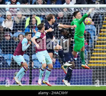 Burnley, Großbritannien. 12th Dez 2021. Nick Pope von Burnley schlägt sich während des Premier League-Spiels in Turf Moor, Burnley, klar. Bildnachweis sollte lauten: Andrew Yates/Sportimage Kredit: Sportimage/Alamy Live Nachrichten Kredit: Sportimage/Alamy Live Nachrichten Stockfoto