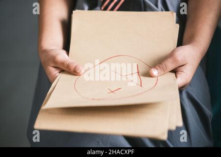 Handgehaltenes Papier mit handgezeichneter Note mit Plus im Kreis Stockfoto