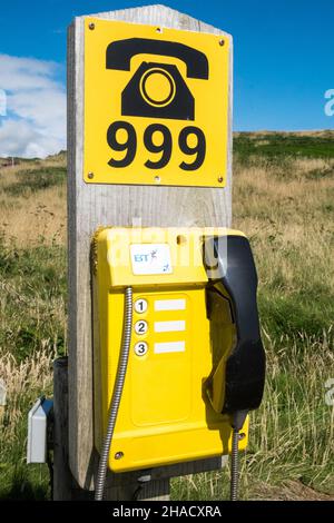 999,Küstenwache,Notfall,Nutzung,Telefon,Telefon,Leitung,AT,Newgale Beach,in der Nähe,Saint Davids,Pembrokeshire,Küste,Küste,August,Sommer,sonnig,Wetter,Sommer,Tag,Aufenthalt,Urlaub,in,Wales,Walisisch,Großbritannien,Großbritannien,Britisch,UK,Vereinigtes Königreich Stockfoto