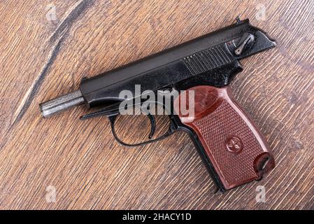 Draufsicht auf die Makarov-Pistole bei stehendem Bolzen in geöffneter Position hielt der Pistolenbolzen an. Speicherplatz kopieren. Stockfoto