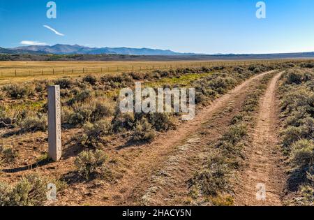 Original Lander Trail, verwendet von Emigranten im 19th. Jahrhundert, Wind River Range in der Ferne, Blick von der Lander Cutoff Road (CR 132), Wyoming, USA Stockfoto