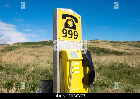 999,Küstenwache,Notfall,Nutzung,Telefon,Telefon,Leitung,AT,Newgale Beach,in der Nähe,Saint Davids,Pembrokeshire,Küste,Küste,August,Sommer,sonnig,Wetter,Sommer,Tag,Aufenthalt,Urlaub,in,Wales,Walisisch,Großbritannien,Großbritannien,Britisch,UK,Vereinigtes Königreich Stockfoto