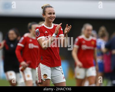 Crawley, Großbritannien. 12th Dez 2021. Martha Thomas von Manchester United feiert nach dem Spiel der FA Women's Super League im People's Pension Stadium, Crawley. Bildnachweis sollte lauten: Paul Terry/Sportimage Kredit: Sportimage/Alamy Live News Stockfoto