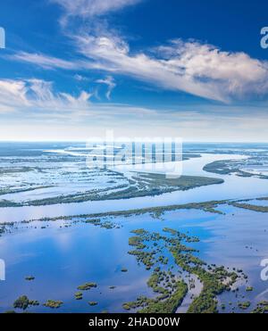 Luftaufnahmen von Flutland des großen Flusses im Frühling Stockfoto