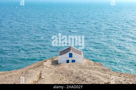 Einfaches Haus am Rande einer Klippe mit Blick auf das Meer Stockfoto