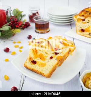 Weihnachtlicher Hefekuchen mit getrockneten Aprikosen und Preiselbeeren. Stockfoto