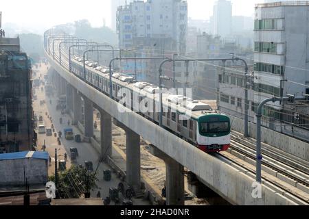 Während des offiziellen Prozesses von Uttara’s Diabari nach Agargoan in Dhaka, Bangladesch, fährt am 12. Dezember 2021 ein erster U-Bahn-Zug. Nach Angaben der Behörde der Dhaka Mass Transit Company Ltd (DMTCL) wird der U-Bahn-Zug am nächsten Jahr mit dem Passagierverkehr beginnen. Stockfoto