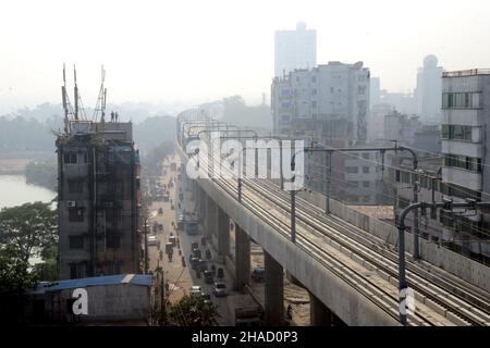 Während des offiziellen Prozesses von Uttara’s Diabari nach Agargoan in Dhaka, Bangladesch, fährt am 12. Dezember 2021 ein erster U-Bahn-Zug. Nach Angaben der Behörde der Dhaka Mass Transit Company Ltd (DMTCL) wird der U-Bahn-Zug am nächsten Jahr mit dem Passagierverkehr beginnen. Stockfoto