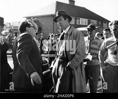 JACK HAWKINS Regisseur HENRY KOSTER JAMES STEWART und Assistant Director BLUEY HILL an Drehort-Location offen auf einem Council House Estate in Farnborough, England während der Dreharbeiten zu NO HIGHWAY IN THE SKY 1951 Regisseur HENRY KOSTER Roman Nevil Shute UK-USA Koproduktion Twentieth Century Fox Stockfoto