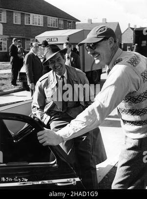 JAMES STEWART lacht mit dem stellvertretenden Regisseur BLUEY HILLS mit Regisseur HENRY KOSTYER im Hintergrund (mit Brille) an der Drehort-Location Candid auf einem Council House Estate in Farnborough, England NO HIGHWAY IN THE SKY 1951 Regisseur HENRY KOSTER Roman Nevil Shute UK-USA Koproduktion Twentieth Century Fox Stockfoto