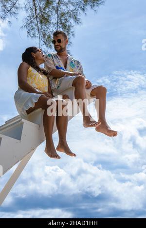 Paar Mann und Frau auf Treppe in den Himmel, Leiter Weg zum Himmel isoliert am Himmel. Stockfoto