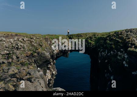 Die berühmteste Felsformation in der Gegend von Arnarstapi ist Gatklettur oder Hole Rock. Hochwertige Fotos Stockfoto