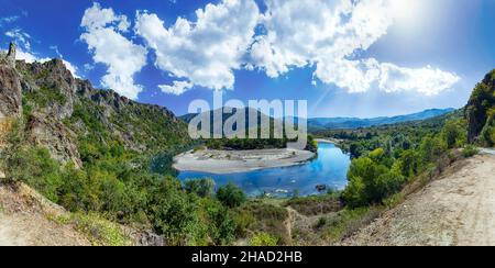 Mäander des Flusses Arda in Rhodopen Gebirge, dam Kardschali, Bulgarien. Stockfoto