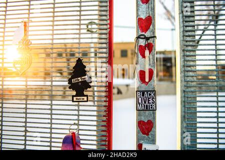 Am 11. Dezember 2021 im Brooklyn Center, Minnesota, hängen kleine Bäume, die Lufterfrischer an dem Zaun um die Polizeiabteilung des Brooklyn Center hängen. Foto von Chris Tuite/ImageSPACE/Sipa USA Credit: SIPA USA/Alamy Live News Stockfoto