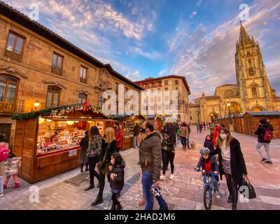 Oviedo, Spanien - 13. Dezember 2020: Kathedrale von Oviedo mit Weihnachtsschmuck, Asturien. Spanien. Weihnachtsmarkt Stockfoto