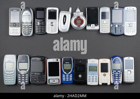 Prag, CZ - 12. Dezember 2021: Viele alte gebrauchte Handys mit Tastaturen, verschiedene Marken. Viele Arten und Generationen von mobilen Smartphone gadge Stockfoto