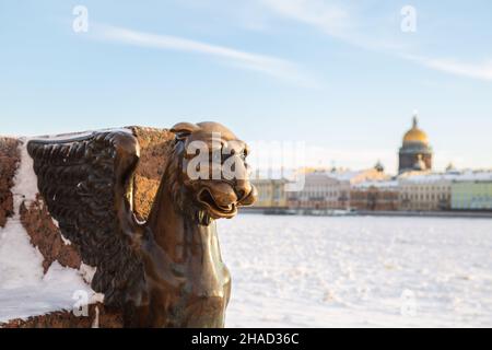 Bronzefigur eines geflügelten Löwengriffs auf dem Pier des University Embankment des Neva River. Sankt Petersburg, Russland Stockfoto