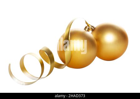 Zwei goldene Kugeln mit Band isoliert auf weißem Hintergrund. Weihnachtsschmuck Stockfoto