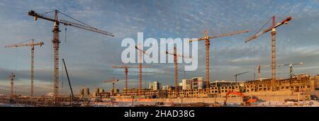 Panoramablick auf eine große Baustelle mit vielen Turmdrehkranen. Neues Wohngebiet einer großen Stadt Stockfoto