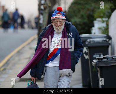 London, England, 12th. Dezember 2021. Crystal Place-Fans kommen während des Premier League-Spiels im Selhurst Park, London, zu dem Spiel. Bildnachweis sollte lauten: David Klein / Sportimage Kredit: Sportimage/Alamy Live News Stockfoto