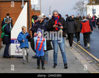 London, England, 12th. Dezember 2021. Crystal Place-Fans kommen während des Premier League-Spiels im Selhurst Park, London, zu dem Spiel. Bildnachweis sollte lauten: David Klein / Sportimage Kredit: Sportimage/Alamy Live News Stockfoto