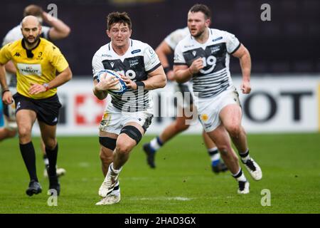 Swansea, Großbritannien. 12th Dez 2021. Sale Sharks-Flanker Tom Curry während des Ospreys gegen Sale Sharks European Champions Cup Rugby-Spiels. Kredit: Gruffydd Thomas/Alamy Live Nachrichten Stockfoto