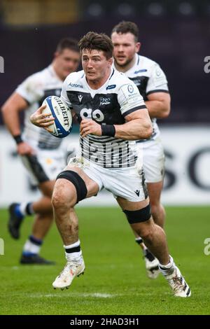 Swansea, Großbritannien. 12th Dez 2021. Sale Sharks-Flanker Tom Curry während des Ospreys gegen Sale Sharks European Champions Cup Rugby-Spiels. Kredit: Gruffydd Thomas/Alamy Live Nachrichten Stockfoto