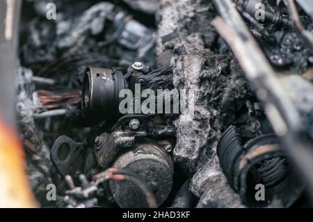 Verbranntes Auto. Abstrakte Nahaufnahme der geschmolzenen Teile eines Feuers beschädigt Renault Kangoo ein Mehrzweck-Nutzfahrzeug. Fotografiert in Jaffa, Israel Stockfoto