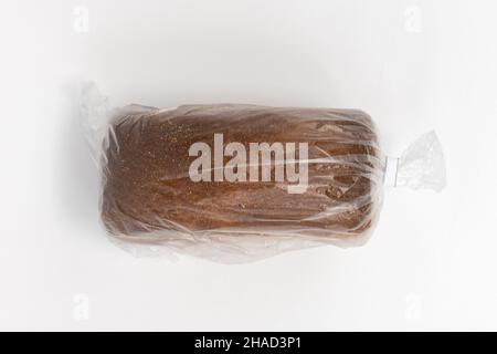 Brot in Plastiktüte, ganzer Laib in transparenter Verpackung isoliert auf weißem Hintergrund, Draufsicht Stockfoto